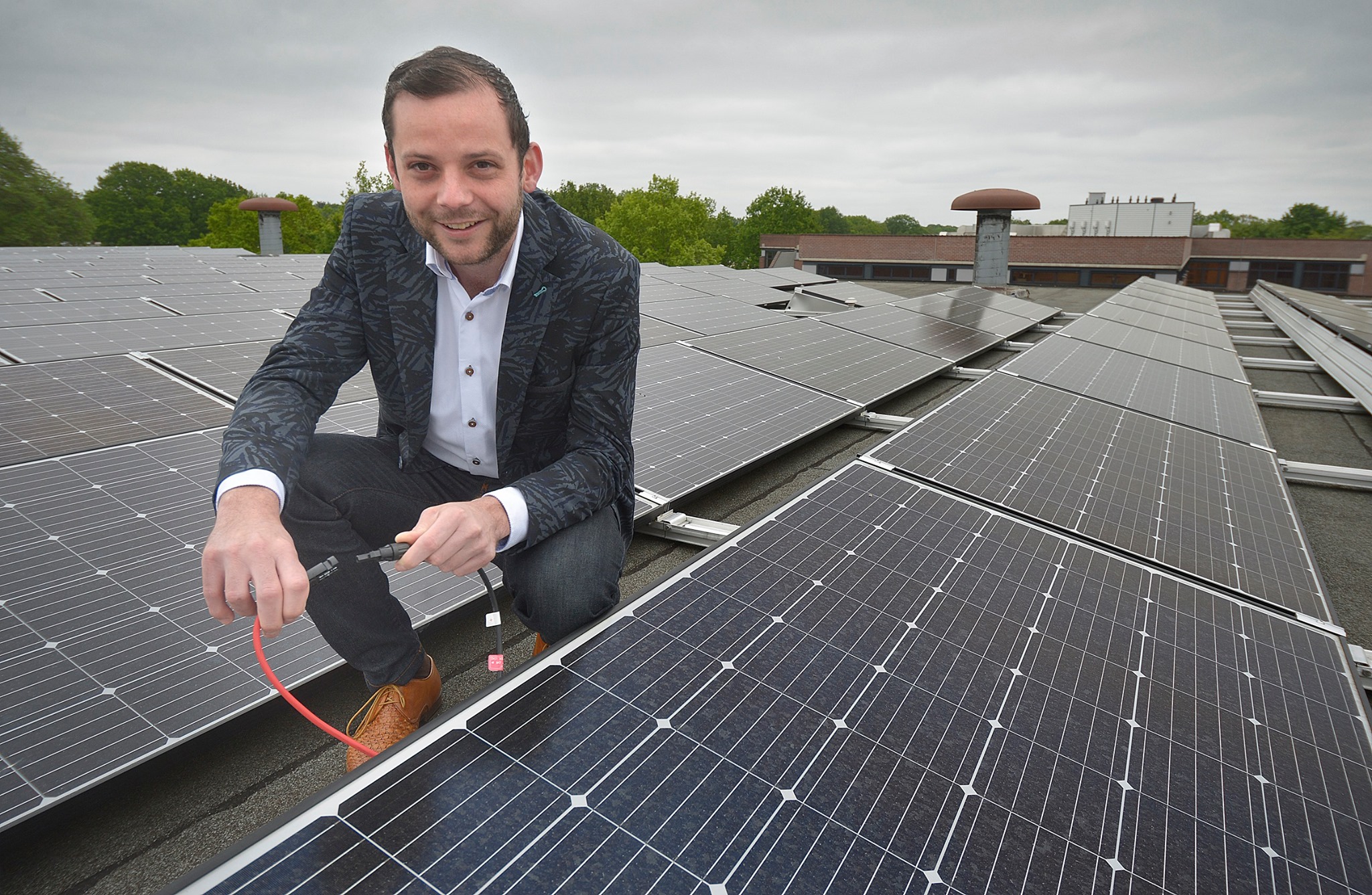 Wedhouder René van der Weide sluit zonnepanelen aan.